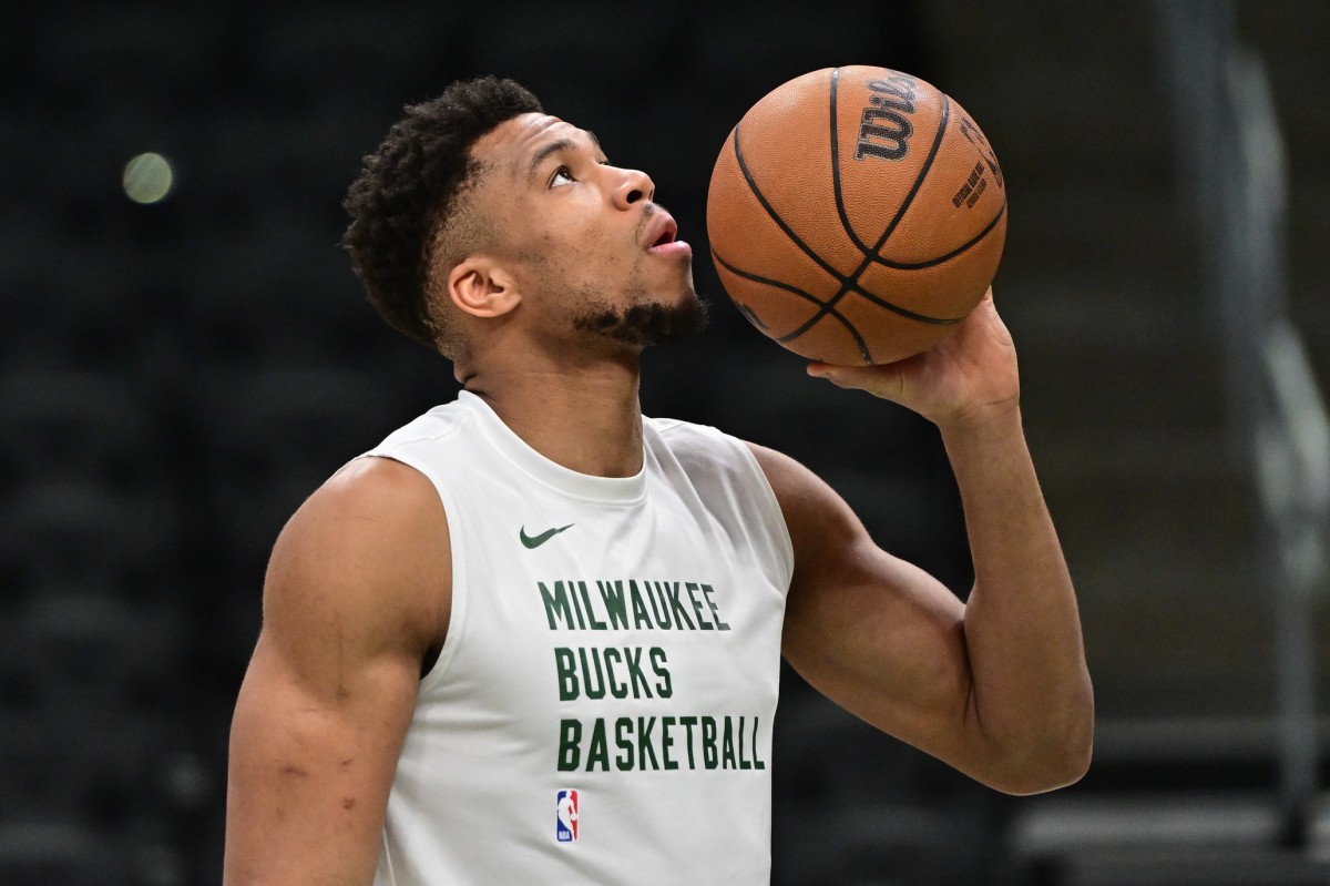 Milwaukee Bucks forward Giannis Antetokounmpo (34) warms up before game 